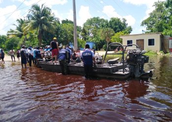 Traslada Sedena a familias atrapas en las comunidades inundadas de la Zona Maya