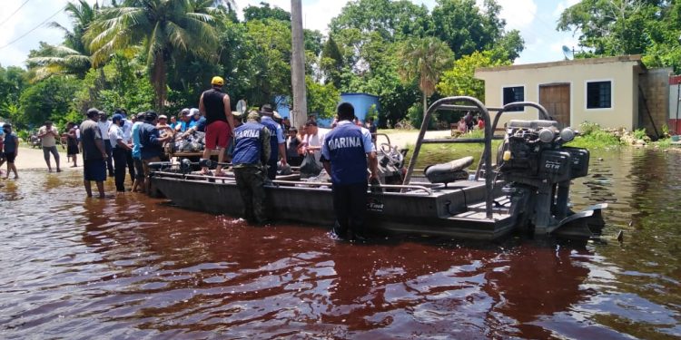 Traslada Sedena a familias atrapas en las comunidades inundadas de la Zona Maya
