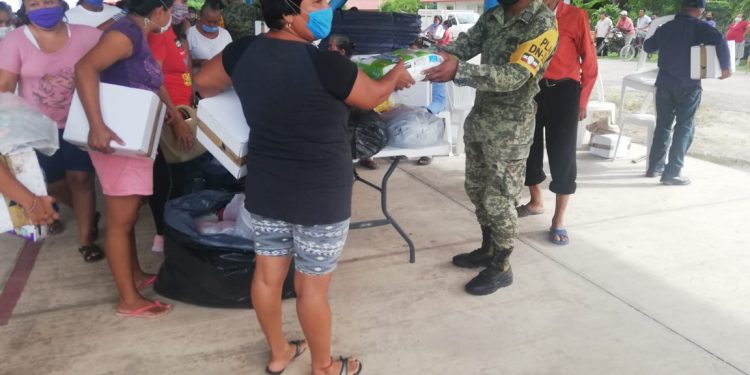 Ejército Mexicano aplica el Plan DN-III-E, entregando despensas en Bacalar