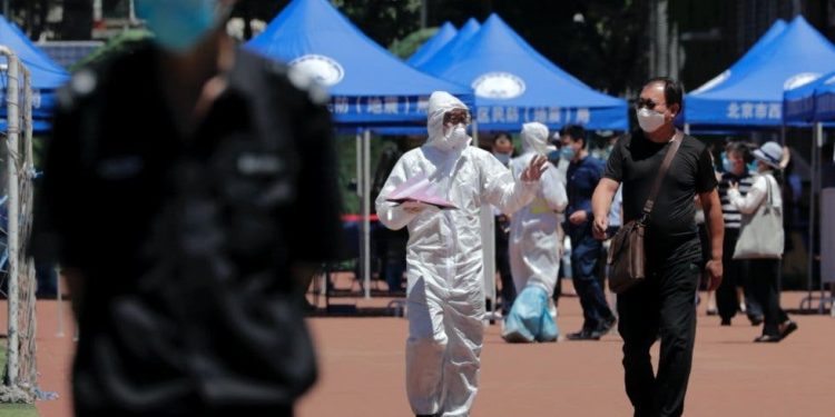 Pekín declara la «guerra» al coronavirus para evitar una propagación masiva tras detectar un nuevo brote