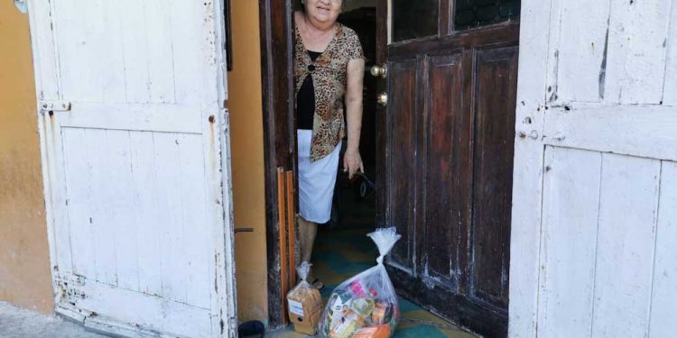 Continúa Gobierno de Isla Mujeres apoyando a sectores vulnerables ante Covid-19