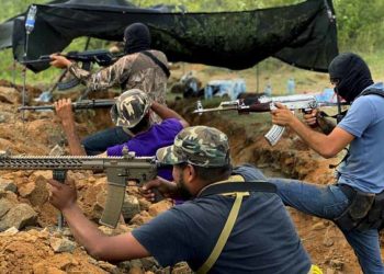 Hombres armados interrogan a supuestos sicarios del CJNG (video)