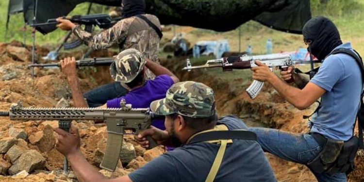 Hombres armados interrogan a supuestos sicarios del CJNG (video)