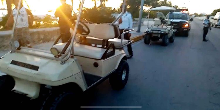Remiten dos carritos de golf al corralón en Isla Mujeres por renta irregular