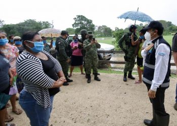 Carlos Joaquín recorre zonas inundadas e incomunicadas de Bacalar y lleva ayuda