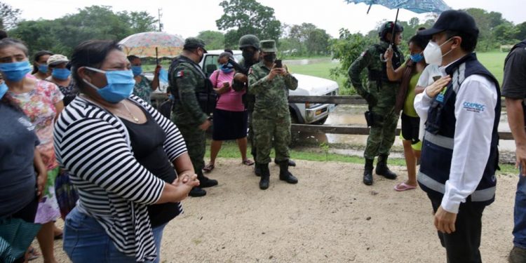 Carlos Joaquín recorre zonas inundadas e incomunicadas de Bacalar y lleva ayuda