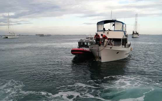 Secretaría de Marina rescata a tres personas a 122 kilómetros de Isla Mujeres