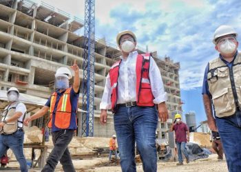 Juan Carrillo supervisa medidas de higiene en construcción de hoteles en Zona Continental