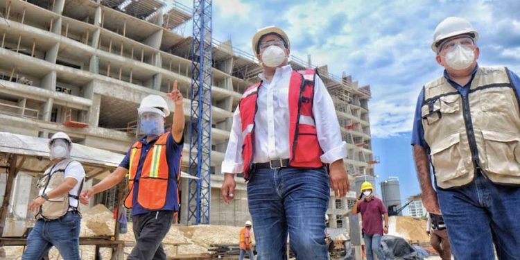 Juan Carrillo supervisa medidas de higiene en construcción de hoteles en Zona Continental