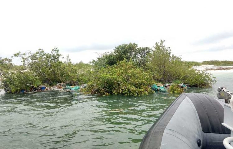 Desmantelan en Punta Sam la ‘isla misteriosa’ que apareció cerca de Isla Mujeres