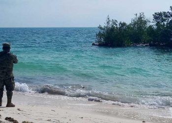 Desmantelan en Punta Sam la ‘isla misteriosa’ que apareció cerca de Isla Mujeres