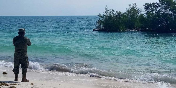 Desmantelan en Punta Sam la ‘isla misteriosa’ que apareció cerca de Isla Mujeres