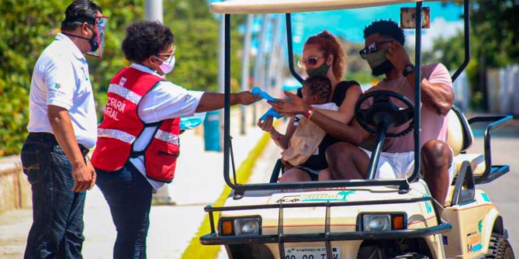 Concientizan al uso del cubrebocas, tanto a isleños como turistas