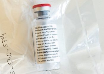 Gobierno de EU adquiere todas las existencias de remdesivir para combatir el coronavirus