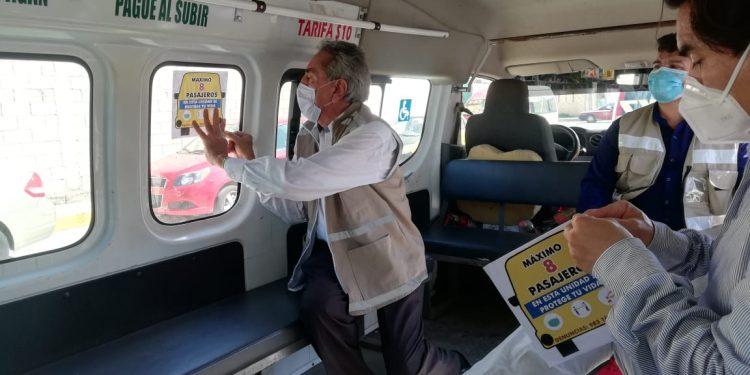 Capacidad máxima de 3 personas en taxis y 8 persona en combis