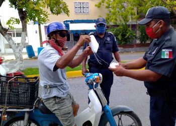 En cozumel elementos de tránsito reparten cubrebocas durante operativo