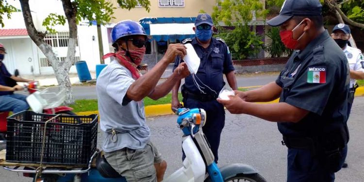 En cozumel elementos de tránsito reparten cubrebocas durante operativo