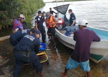 Siguen buscando a capitán de barco desaparecido en la laguna Nichupté