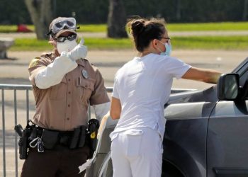 Alcalde de Miami-Dade en Florida ordena toque de queda y cierra algunos negocios