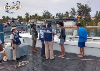 SEMAR logra rescatar con vida a tripulantes de dos navíos extraviados en altamar