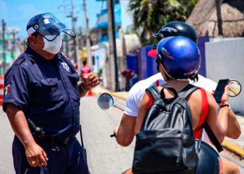 Exhortan a transeuntes de Isla Mujeres usar el cubrebocas para evitar más contagios