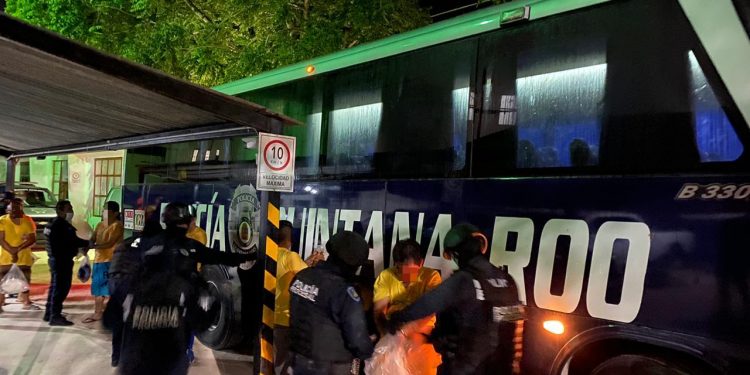 Mudan a 54 reos del Cereso de Cancún al de Chetumal