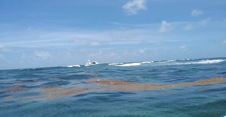 Yate con reporte de robo en EU aparece desvalijado y semi hundido frente a Xcalak