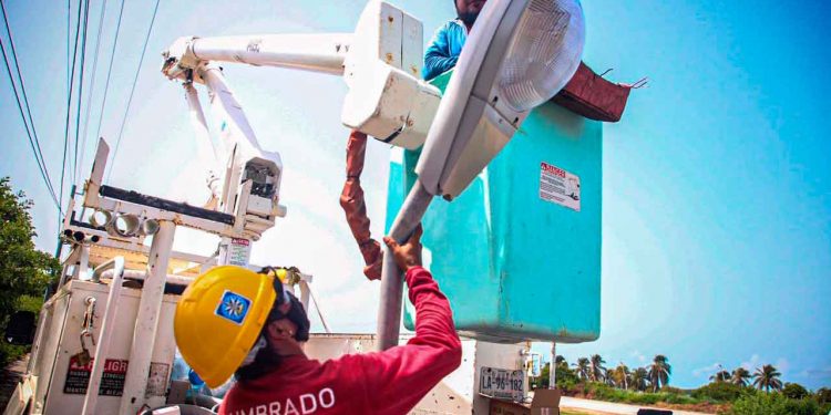 Supervisa Juan Carrillo la rehabilitación de luminarias