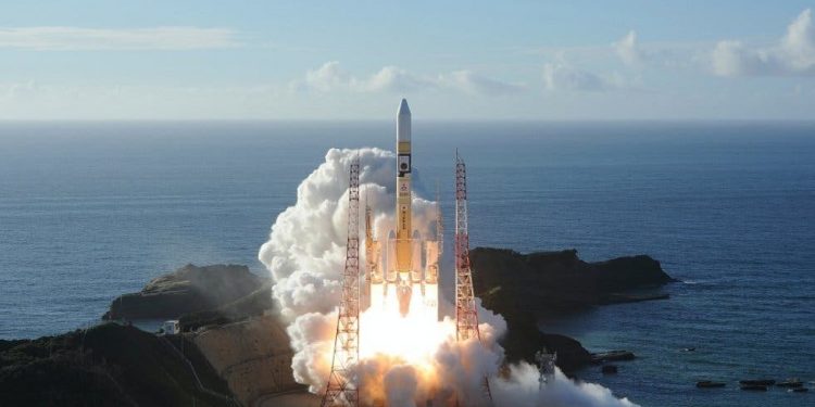 Emiratos Árabes Unidos lanza su primera misión espacial buscando llegar a Marte
