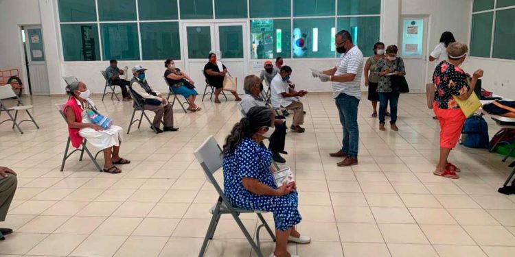 Bajo medidas de sana distancia, Gobierno Federal entregó apoyos a los Adultos Mayores