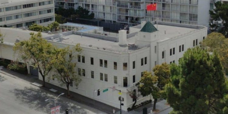 FBI busca a una científica china escondida en el consulado de San Francisco