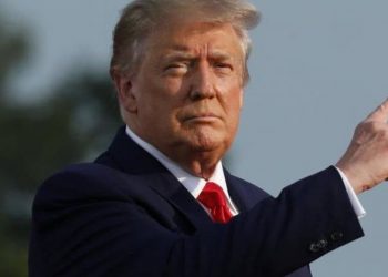 Firma Donald Trump orden que excluye a indocumentados del censo en Estados Unidos