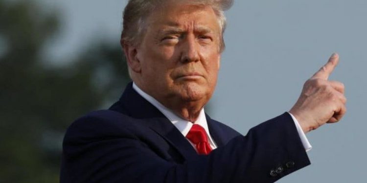 Firma Donald Trump orden que excluye a indocumentados del censo en Estados Unidos