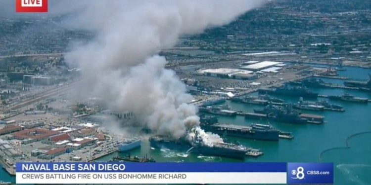 Se quema un buque de la Armada de los EU en San Diego