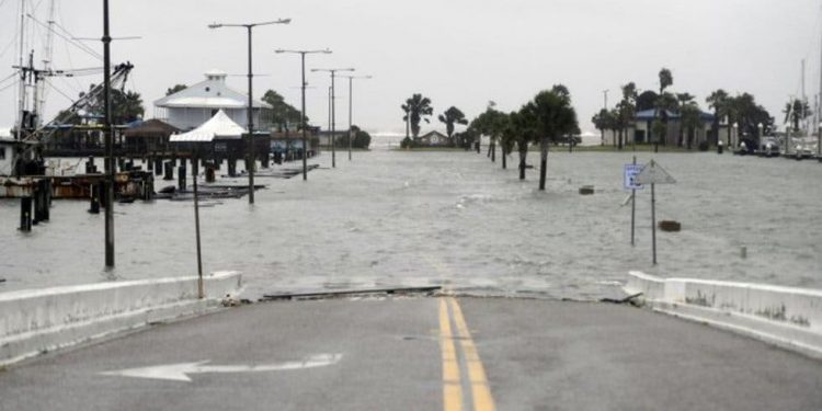 Trump declara estado de emergencia en Texas por huracán Hanna