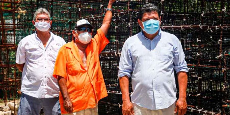 La SEDARPE entregan apoyo a pescadores de Isla Mujeres