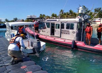 Rescatan a dos personas por la Guardia Costera cerca de Isla Mujeres