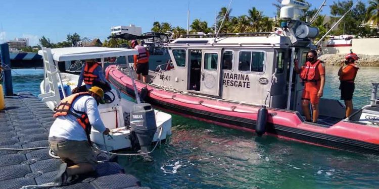 Rescatan a dos personas por la Guardia Costera cerca de Isla Mujeres