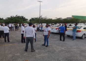 Taxistas en Chetumal protestan por considerar innecesario el cierre de avenidas