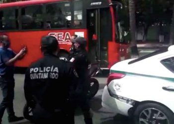 Taxistas de Cancún intentan bloquear acceso a la Zona Hotelera tras pleito con un Uber