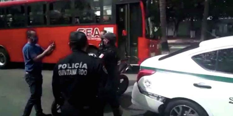 Taxistas de Cancún intentan bloquear acceso a la Zona Hotelera tras pleito con un Uber