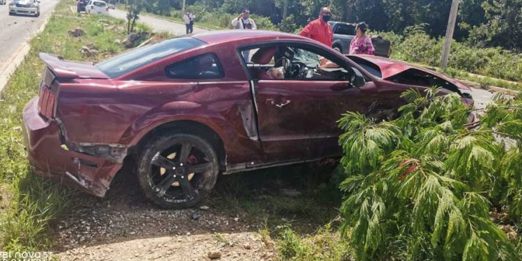 Junior destroza su Mustang en Cancún, por fortuna salió ileso