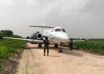 Habitantes de Pucté buscarán retirar la avioneta que aterrizó y que fue asegurada por la FGR