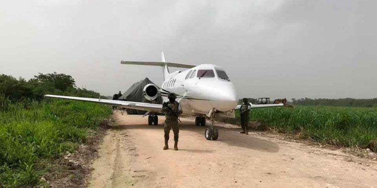 Habitantes de Pucté buscarán retirar la avioneta que aterrizó y que fue asegurada por la FGR