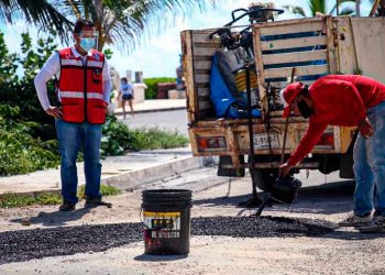 Ayuntamiento de Isla Mujeres continúa con su programa de bacheo