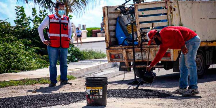 Ayuntamiento de Isla Mujeres continúa con su programa de bacheo