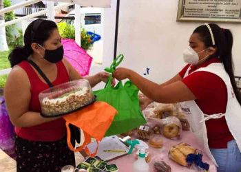 Continúa la entrega de apoyos a familias afectadas por Covid-19 en Isla Mujeres