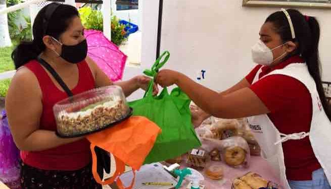 Continúa la entrega de apoyos a familias afectadas por Covid-19 en Isla Mujeres