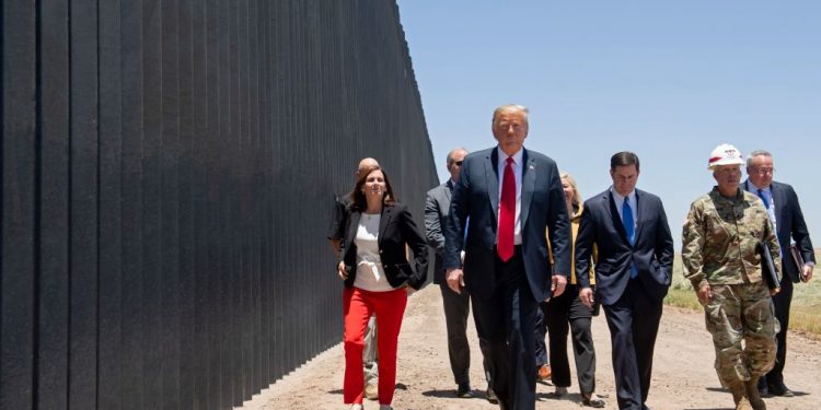 Amenaza Trump a México: pagará el muro con impuestos a remesas y peaje