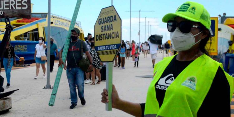 Gorras Amarillas insisten en el uso correcto del cobrebocas en Isla Mujeres